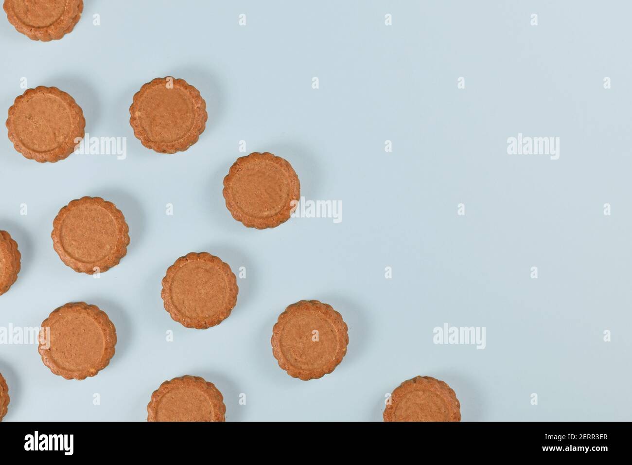 Vue de dessus des biscuits ronds aux noisettes sur le côté bleu arrière-plan avec espace de copie vide Banque D'Images