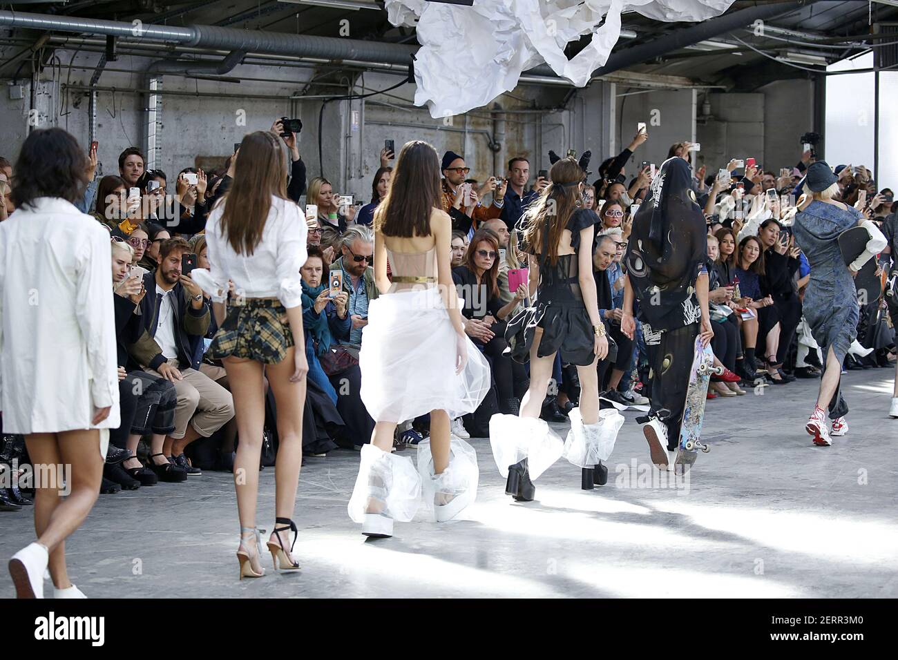 Le mannequin marche sur la piste lors du salon de la mode Vivienne