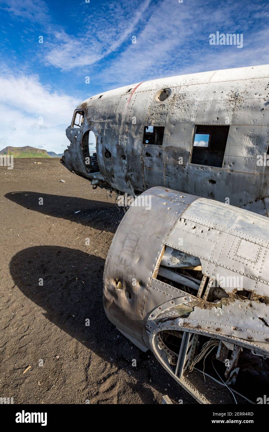 Le célèbre site d'attraction touristique près de Solheimasandur abandonné plan Wreck place avec sable noir, désert jour ensoleillé avec des nuages blancs paysage dans le sud de l'Islande, voyage photo Banque D'Images