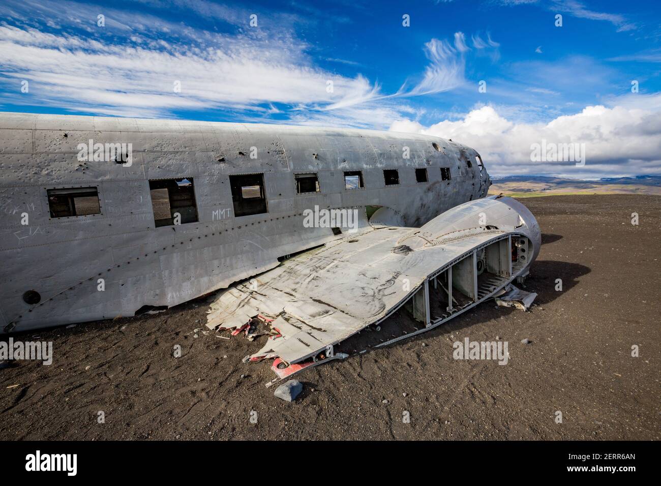 Le célèbre site d'attraction touristique près de Solheimasandur abandonné plan Wreck place avec sable noir, désert jour ensoleillé avec des nuages blancs paysage dans le sud de l'Islande, voyage photo Banque D'Images