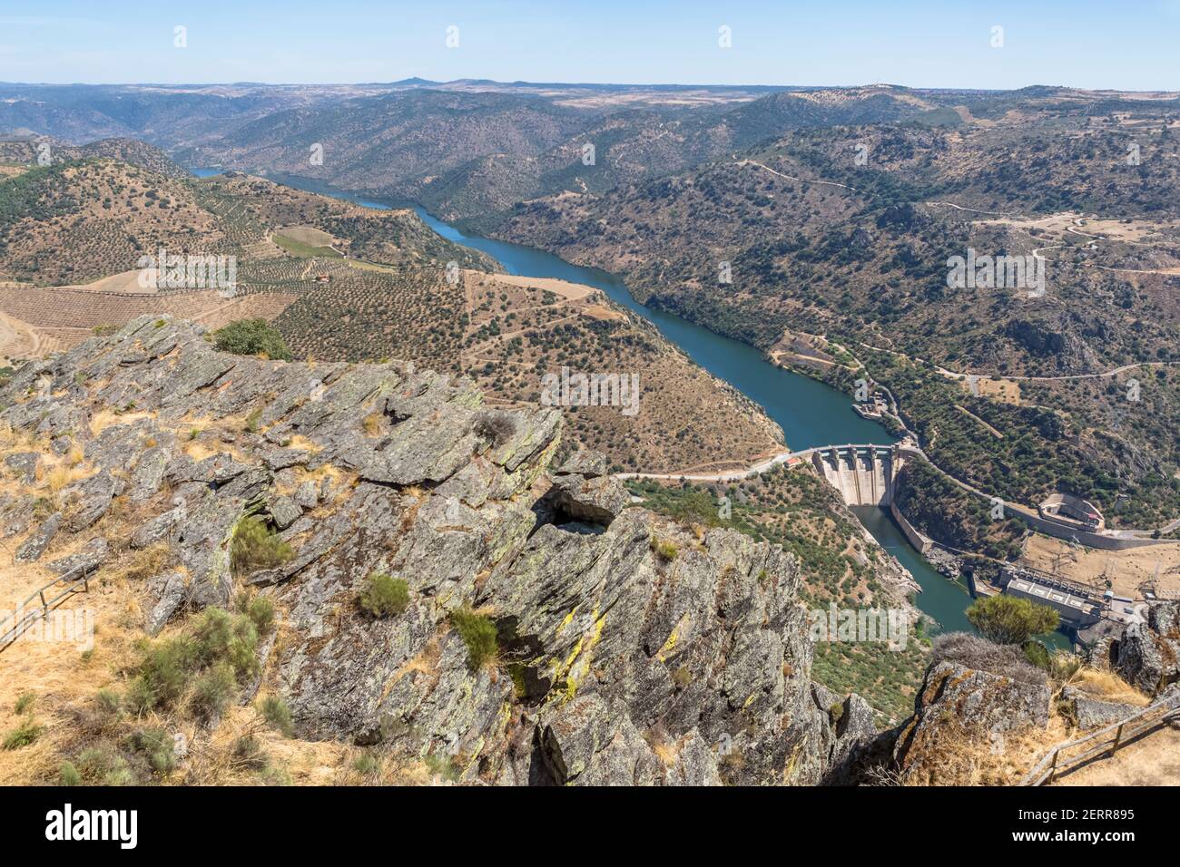 Vue aérienne depuis le point de vue de Penedo Durao, paysage typique du Parc International du Douro, barrage sur le fleuve Douro et les hauts plateaux dans le nord du Portugal, Banque D'Images