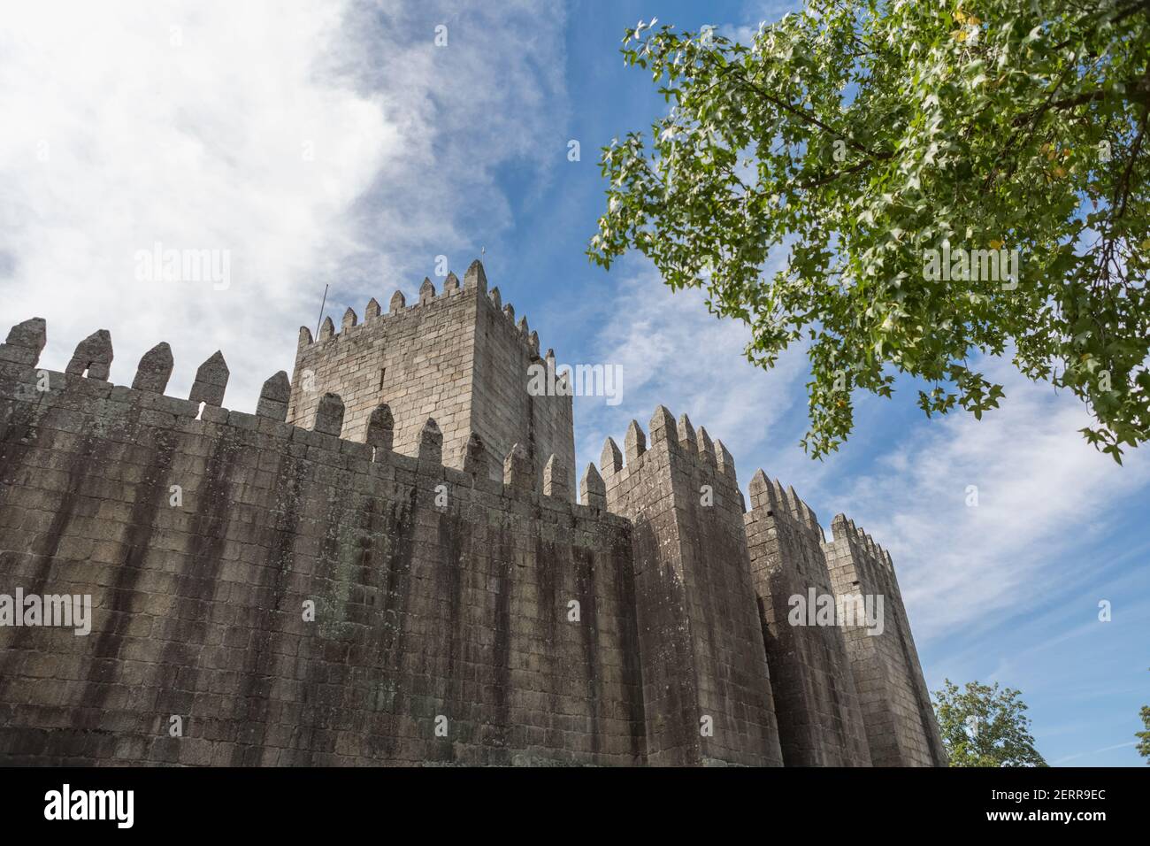 Guimares / Portugal 09 12 2020: Façade arrière vue sur le château de Guimares, un château médiéval emblématique, dans la région nord du Portugal Banque D'Images