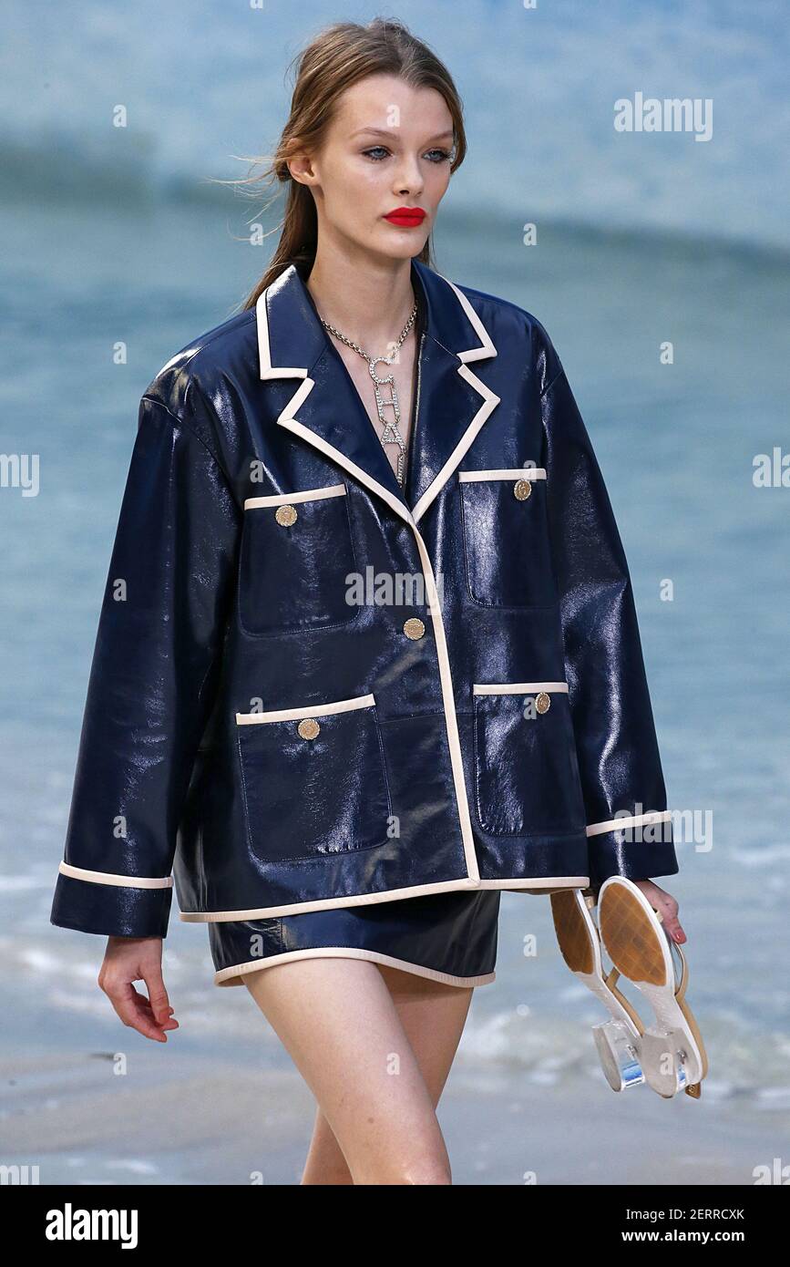 Le modèle Kris Grikaite marche sur la piste lors du salon de la mode Chanel lors de la semaine de la mode de Paris Printemps été 2019 qui s'est tenu à Paris, France, le 2 octobre 2018. (Photo de Jonas Gustavsson/Sipa USA) Banque D'Images