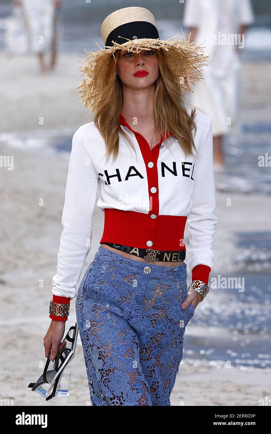 Le modèle Lauren de Graaf marche sur la piste lors du salon de la mode  Chanel lors de la semaine de la mode de Paris Printemps été 2019 qui s'est  tenue à