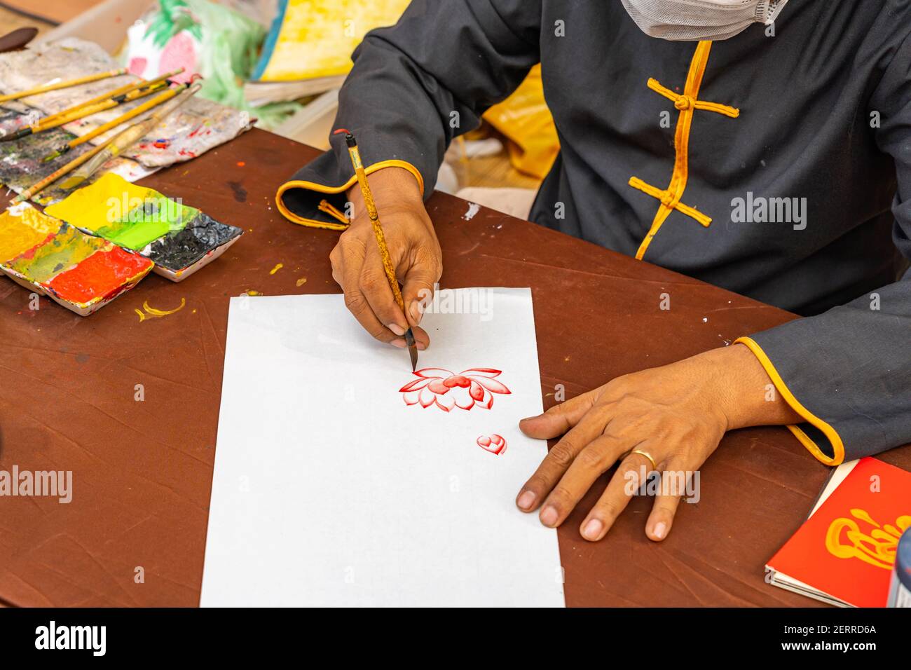 Homme senior dessin fleur de lotus par pinceau de calligraphie Banque D'Images