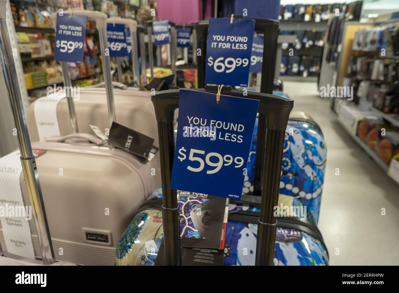 Bagages à prix réduit dans le tout nouveau magasin Marshalls à prix réduit dans le quartier Lower East Side de New York lors de son ouverture officielle le jeudi 4 octobre 2018. Marshalls est une marque de TJX Companies, mère de Marshalls, T. J. Maxx, HomeGoods et d'autres marques. TJX Companies a récemment rapporté des comps qui ont augmenté de 6% au cours de l'année, citant l'augmentation du trafic dans sa division Marmaxx (Marshalls, TX Maxx). (Âphoto de Richard B. Levine) Banque D'Images