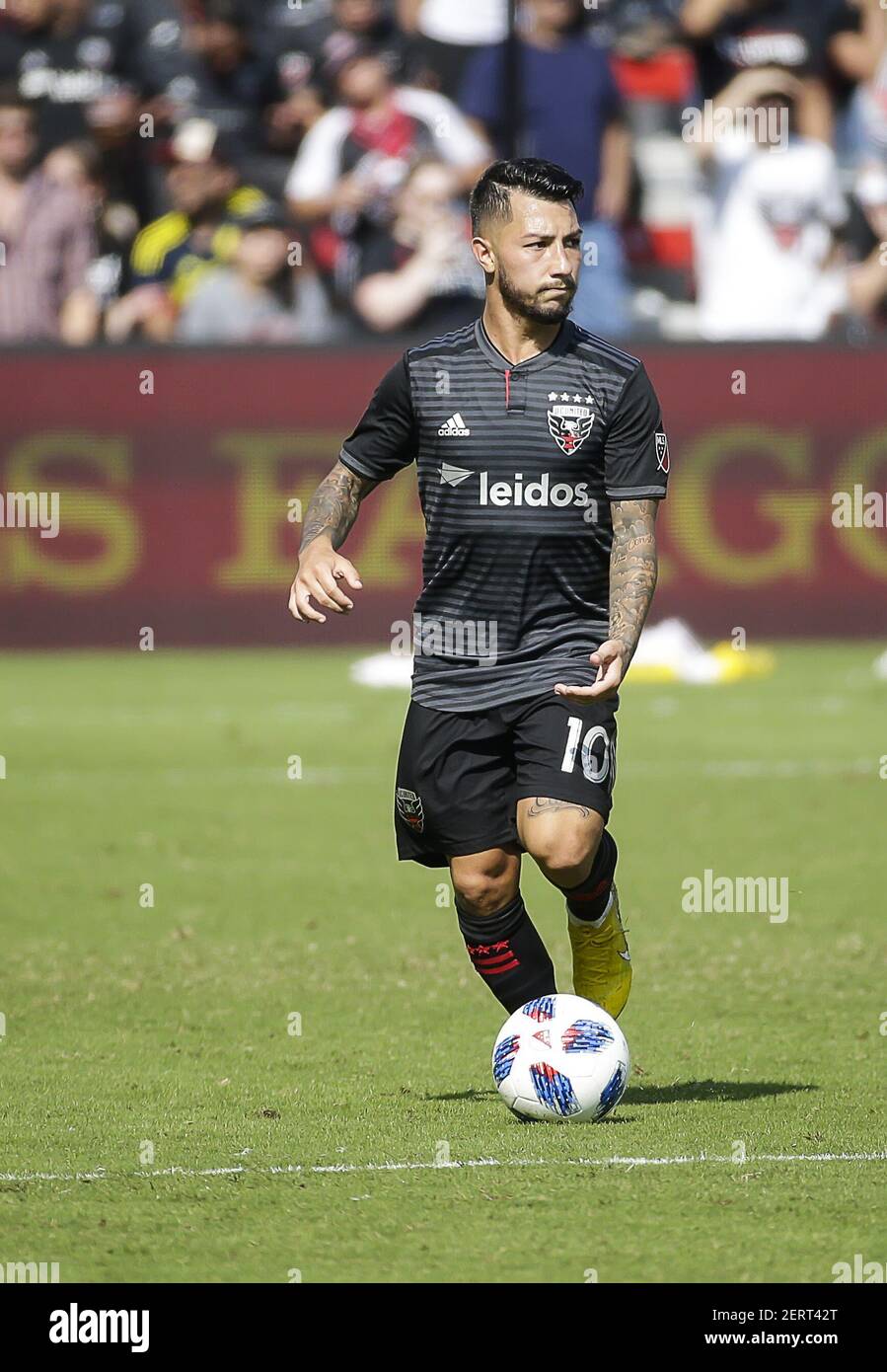 7 octobre 2018: DC United Forward #10 Luciano Acosta porte le ballon lors d'un match de football MLS entre le D.C. United et le Chicago Fire à Audi Field à Washington DC. Justin Cooper/(photo de Justin Cooper/CSM/Sipa USA) Banque D'Images