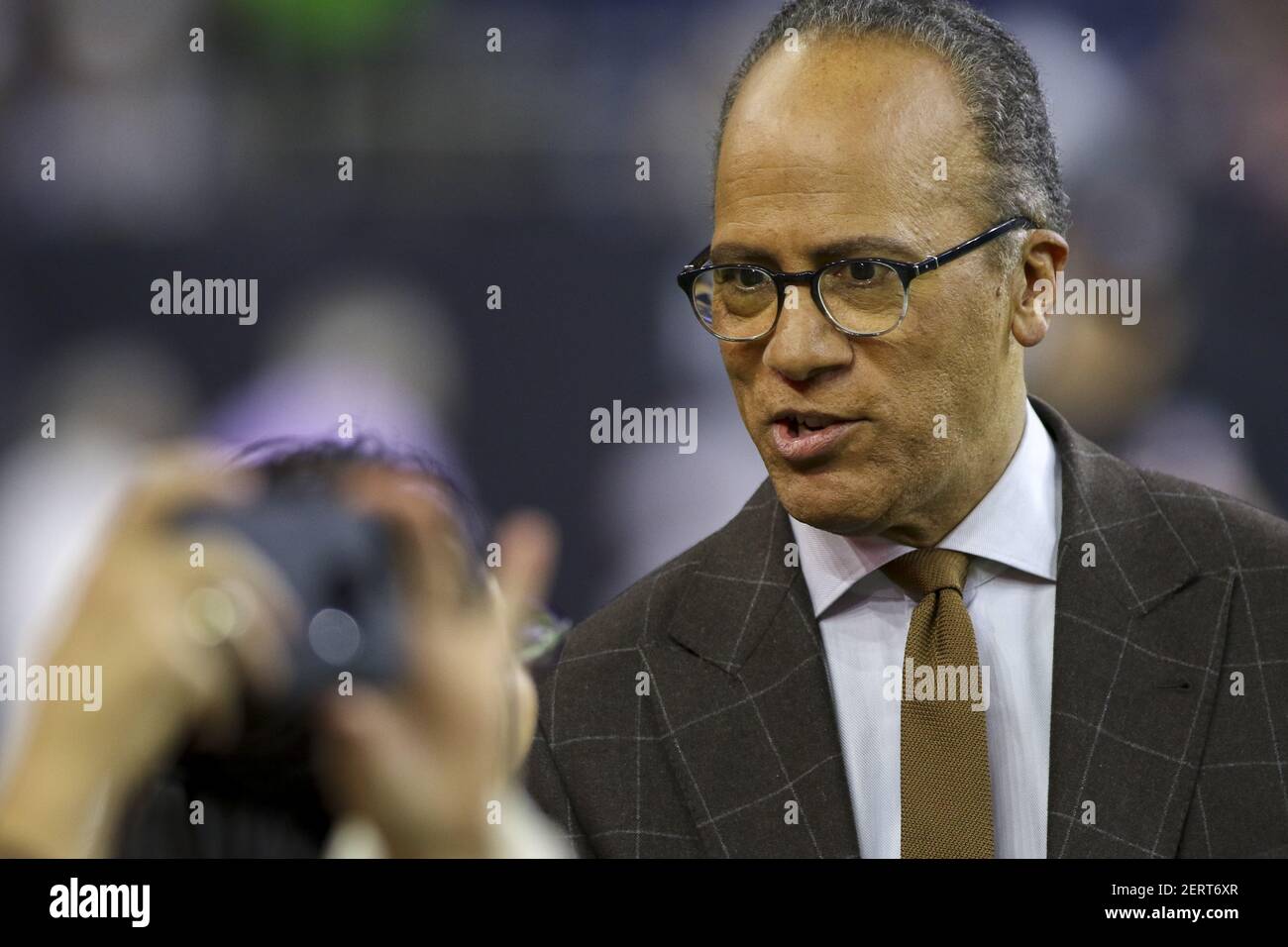 7 octobre 2018: NBC Nightly News ancre Lester Holt sur le terrain pendant le match de football de la NFL entre les Houston Texans et les Dallas Cowboys au NRG Stadium à Houston, Texas. John Glaser/(photo de John Glaser/CSM/Sipa USA) Banque D'Images