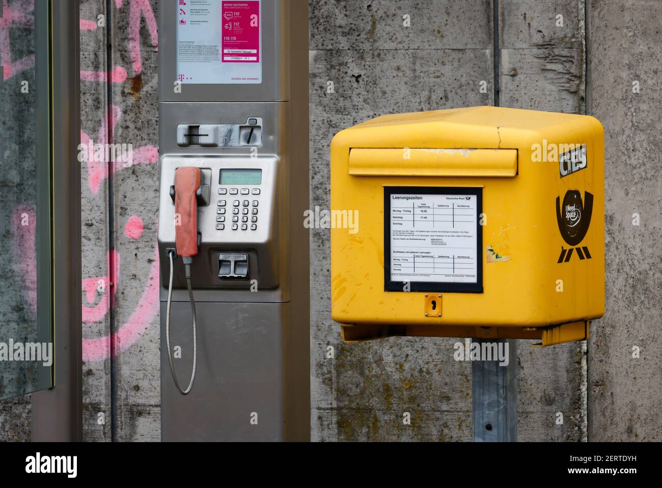 Krefeld, Rhénanie-du-Nord-Westphalie, Allemagne - cabine téléphonique publique et boîte aux lettres. Banque D'Images