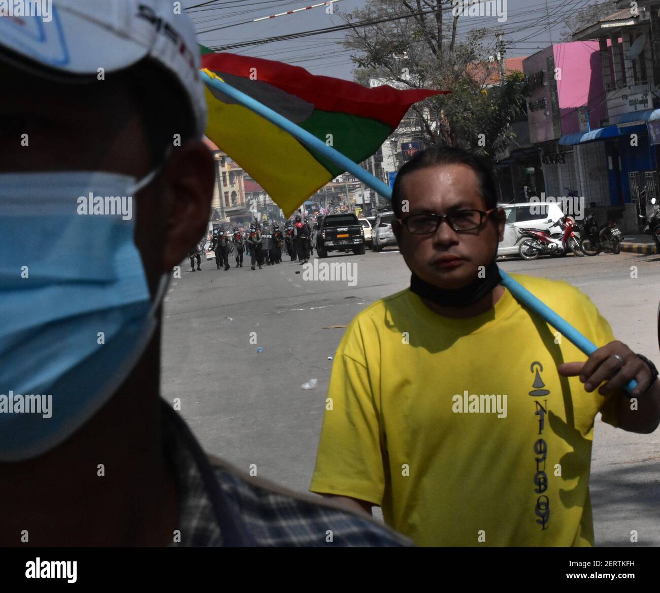 Les forces armées du Myanmar pour la répression des manifestants pacifiques (Fév 2021) Banque D'Images