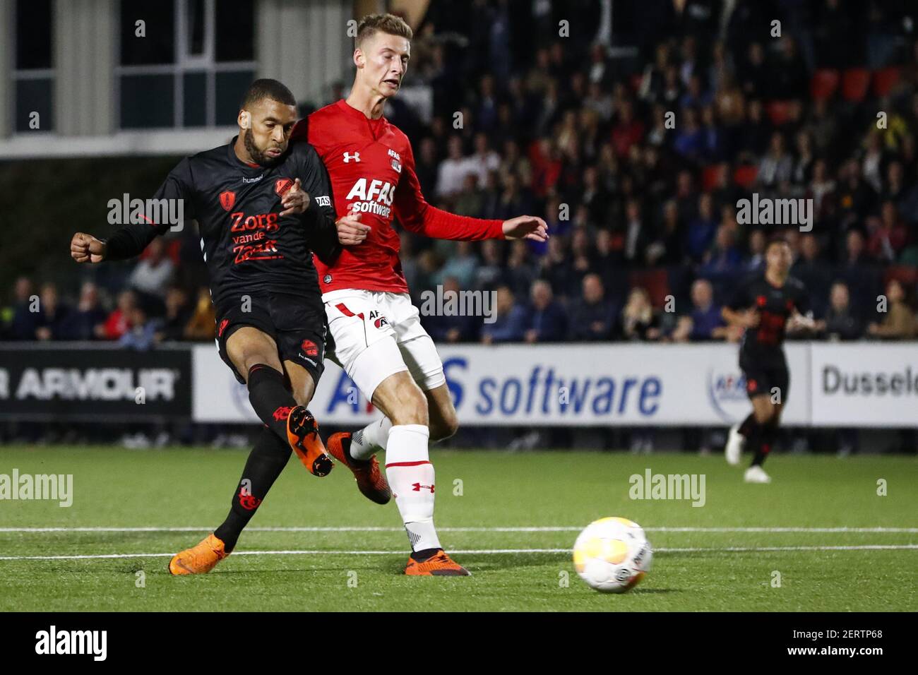 WIJDEWORMER , 12-10-2018 , complexe de formation AFAS , football néerlandais , Keuken Kampioen division , saison 2018 / 2019. (G-D) Sylla Sow, joueur de Jong Utrecht, a obtenu le score du joueur de 1-1 et de Jong AZ Henri Weigelt lors du match de Jong AZ contre Jong Utrecht (photo de Pro Shots/Sipa USA) Banque D'Images