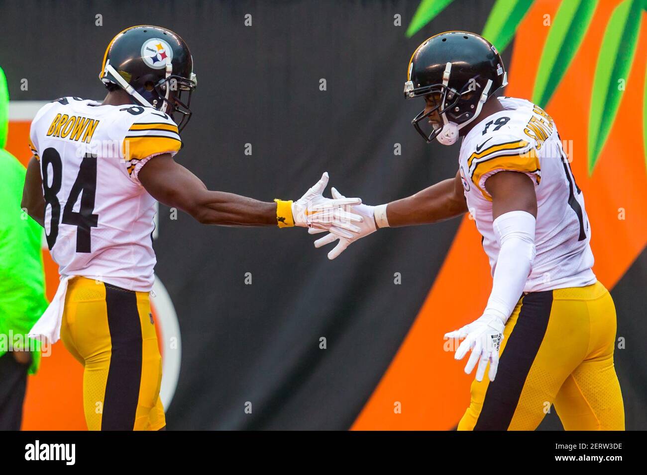 14 octobre 2018 : Antonio Brown, grand receveur de Pittsburgh Steelers (84), célèbre avec JuJu Smith-Schuster, grand receveur de Pittsburgh Steelers (19), après avoir obtenu un match entre les Pittsburgh Steelers et les Cincinnati Bengals au stade Paul Brown de Cincinnati, Ohio. Les Steelers ont gagné 28-21. Adam Lacy/(photo d'Adam Lacy/CSM/Sipa USA) Banque D'Images