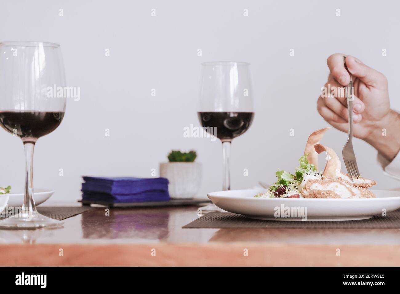 Portrait d'une main avec nourriture et vin. Cuisine, boissons et concept romantique. Banque D'Images