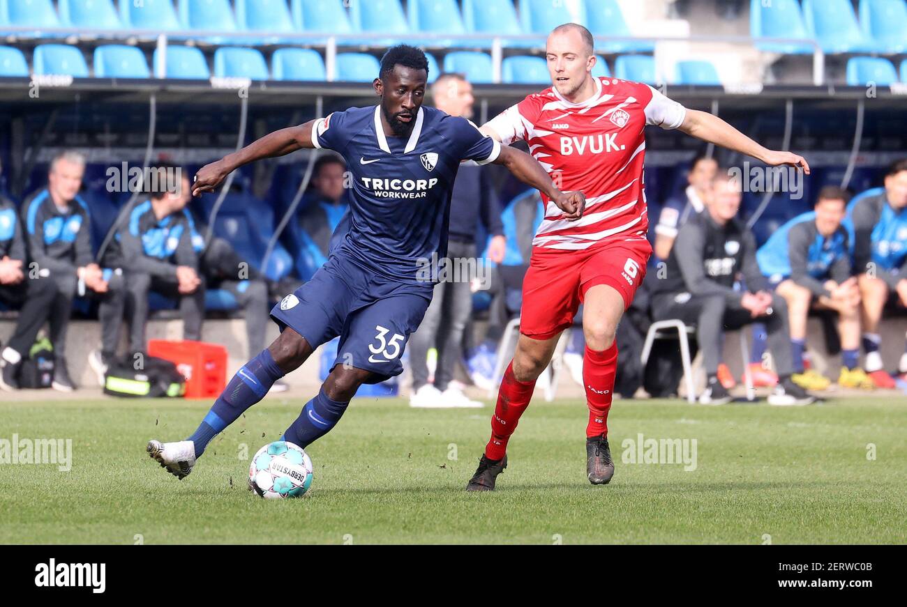 Bochum, Allemagne. 27 février 2021. Firo: 27.02.2021 Fuvuball: Soccer: 2e saison Bundesliga 2020/21 VfL Bochum - Wvºrzburg, Wvºrzburger Kickers, Wuerzburg 3: 0 Silvere Ganvoula duels versus Tobias Kraulich | usage dans le monde crédit: dpa/Alay Live News Banque D'Images