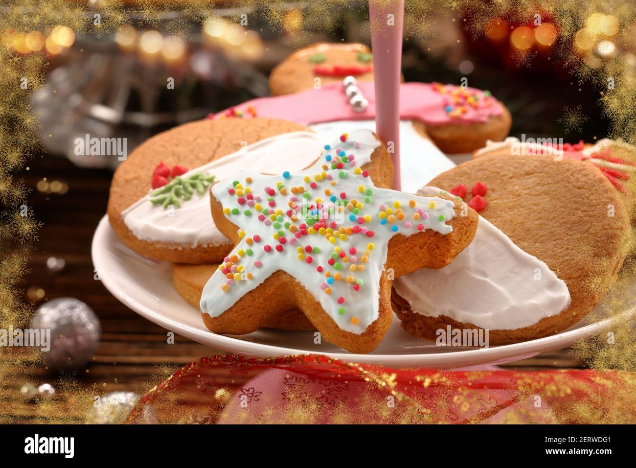 Petits gâteaux de pain d'épice de Noël sur une table en bois et espace vide pour texte Banque D'Images