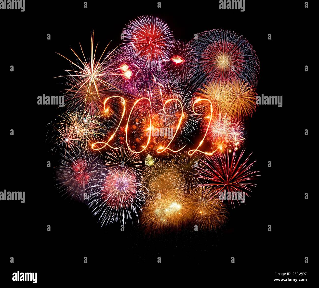 Carte de vœux de bonne année avec 2022 numéros d'or et série de feux d'artifice sur fond sombre avec espace vide pour le texte Banque D'Images
