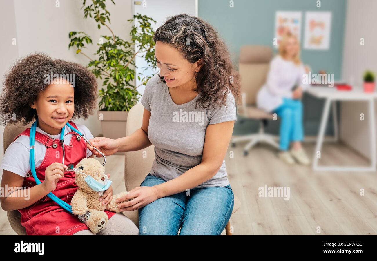 Petite fille avec sa mère lors d'une visite chez un enfant médecin. Consultation avec un pédiatre Banque D'Images