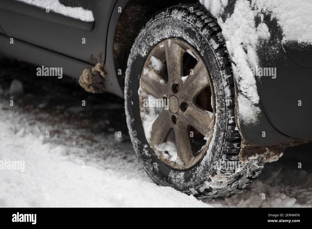 Russie Vyborg 02.03.2021 voiture dans la neige. Gros plan Banque D'Images