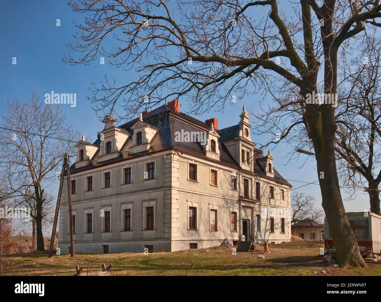 Palais néo-baroque, aujourd'hui rénové, dans le village de Stanowice, Basse-Silésie, Pologne Banque D'Images
