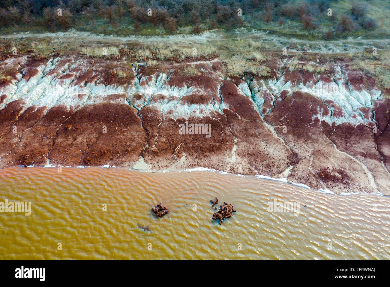Vue aérienne d'un réservoir rempli de boues toxiques rouges. Hongrie - stockage de boue rouge Banque D'Images