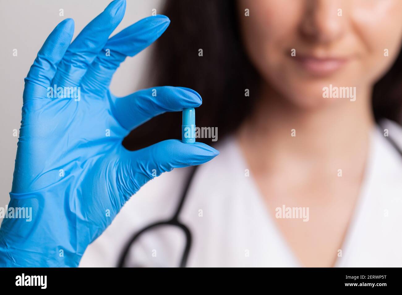 Gros plan de la femme médecin tenant la pilule pour les hommes santé Banque D'Images