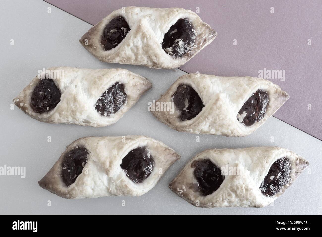 Délicieux biscuits de pâte feuilletée avec confiture de framboises Banque D'Images