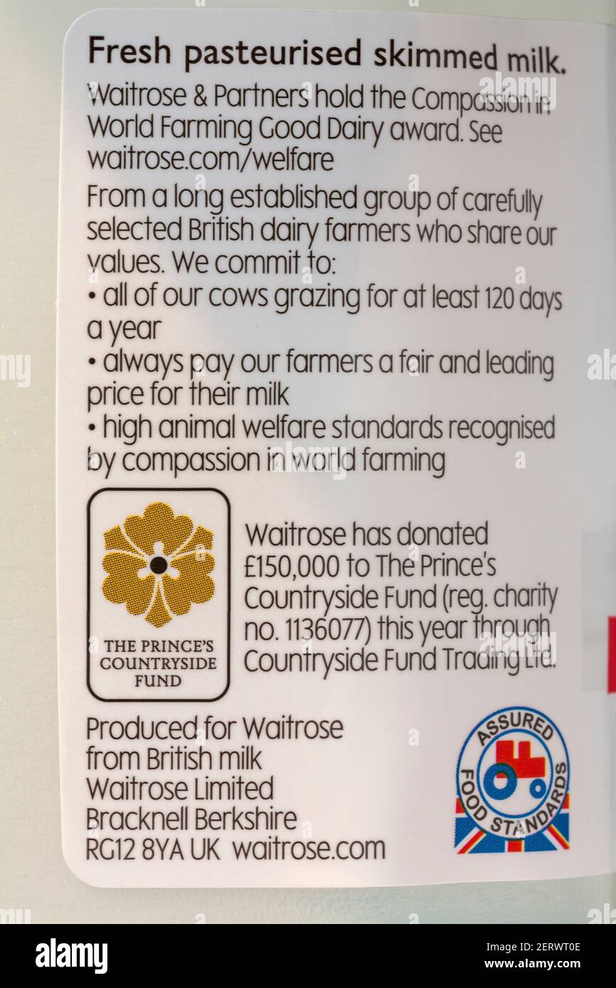 Informations sur l'étiquette de la bouteille de Essential Waitrose & Partners lait écrémé frais pasteurisé Banque D'Images