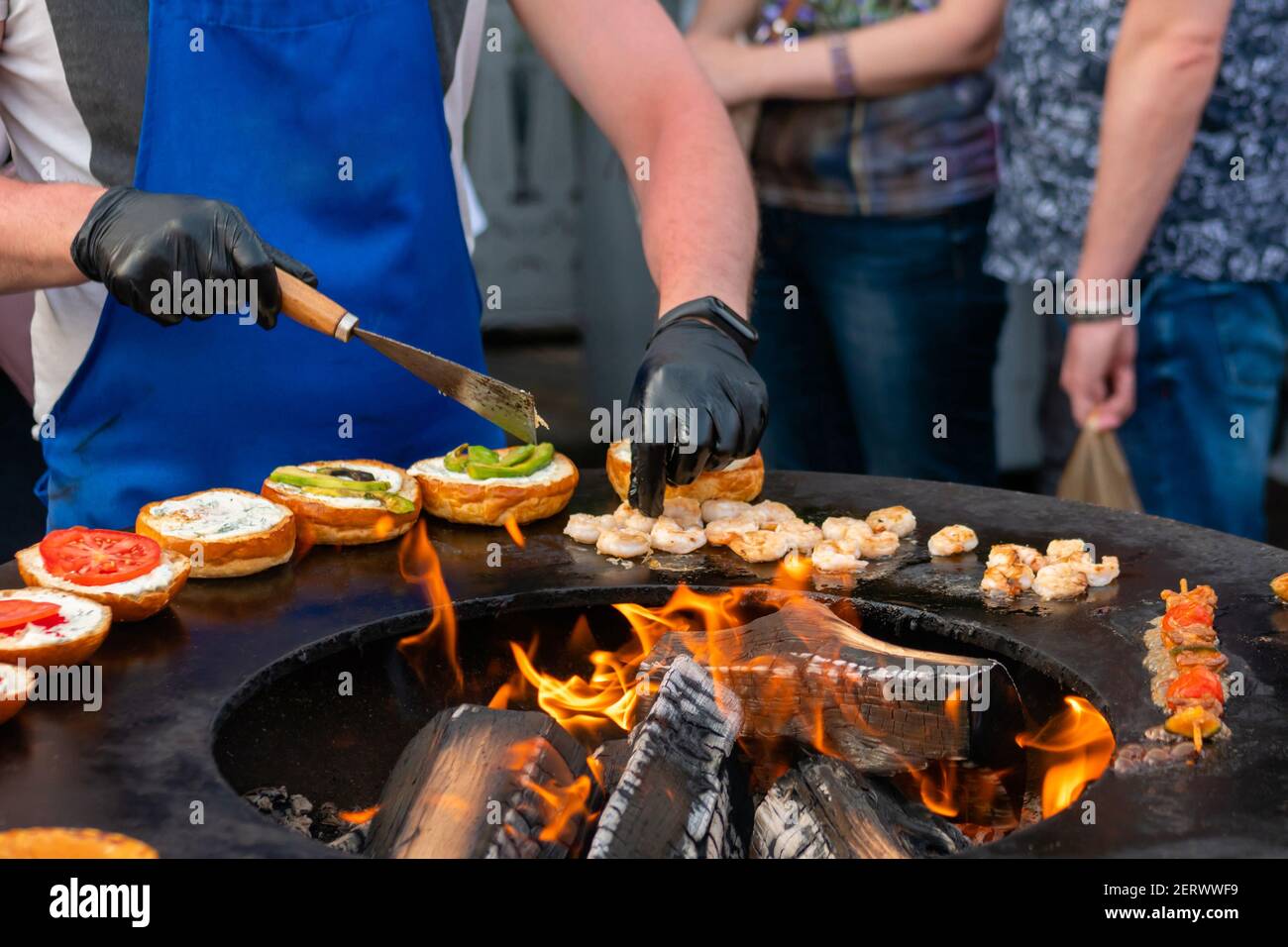 Chef préparant des hamburgers de poisson au festival de cuisine de rue extérieur - gros plan Banque D'Images