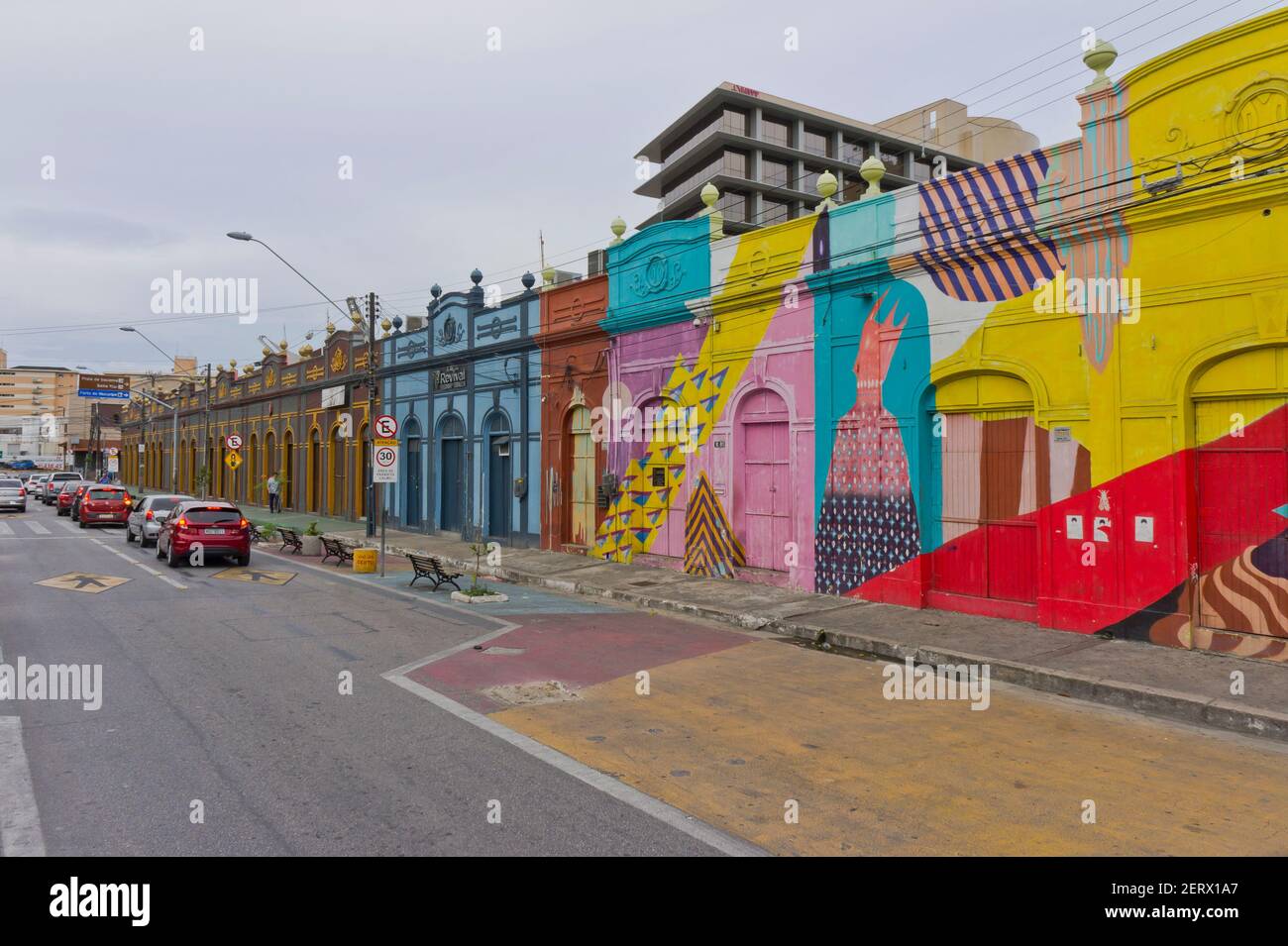 Fortaleza, vue sur la rue de la vieille ville avec des bâtiments coloniaux colorés, Brésil, Amérique du Sud Banque D'Images