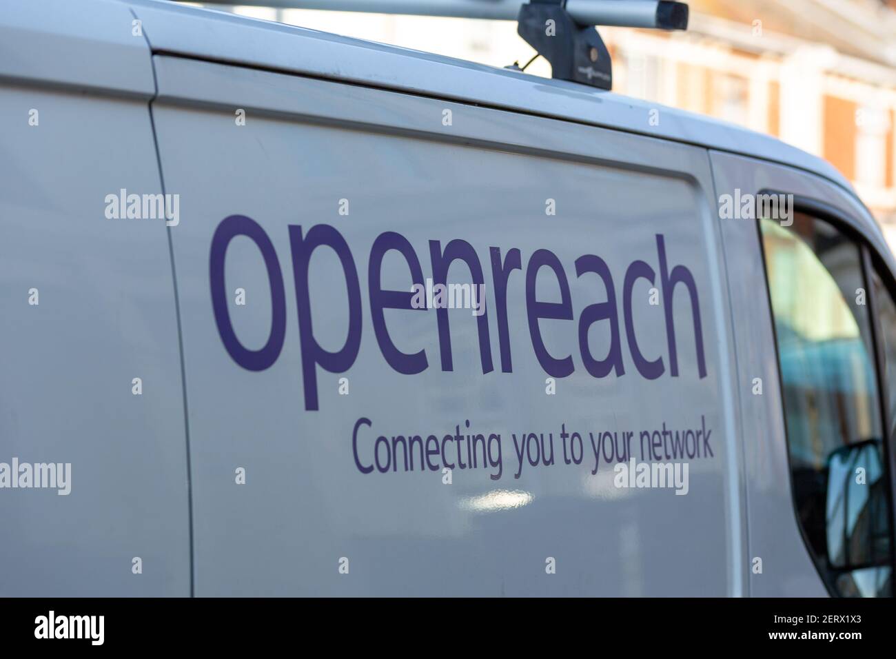 Le côté d'une fourgonnette OpenReach avec le logo illustré Banque D'Images