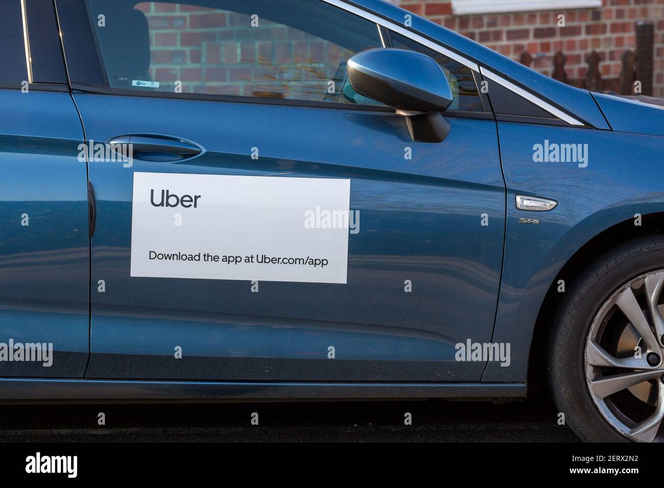 Le panneau Uber sur le côté d'un Uber mini taxi ou taxi Banque D'Images