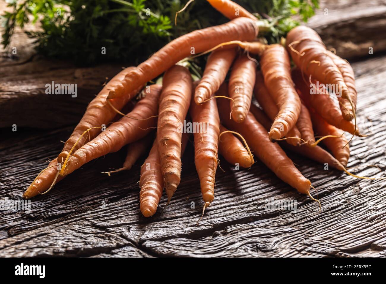 Carotte fraîche et douce sur une planche de bois rustique Banque D'Images