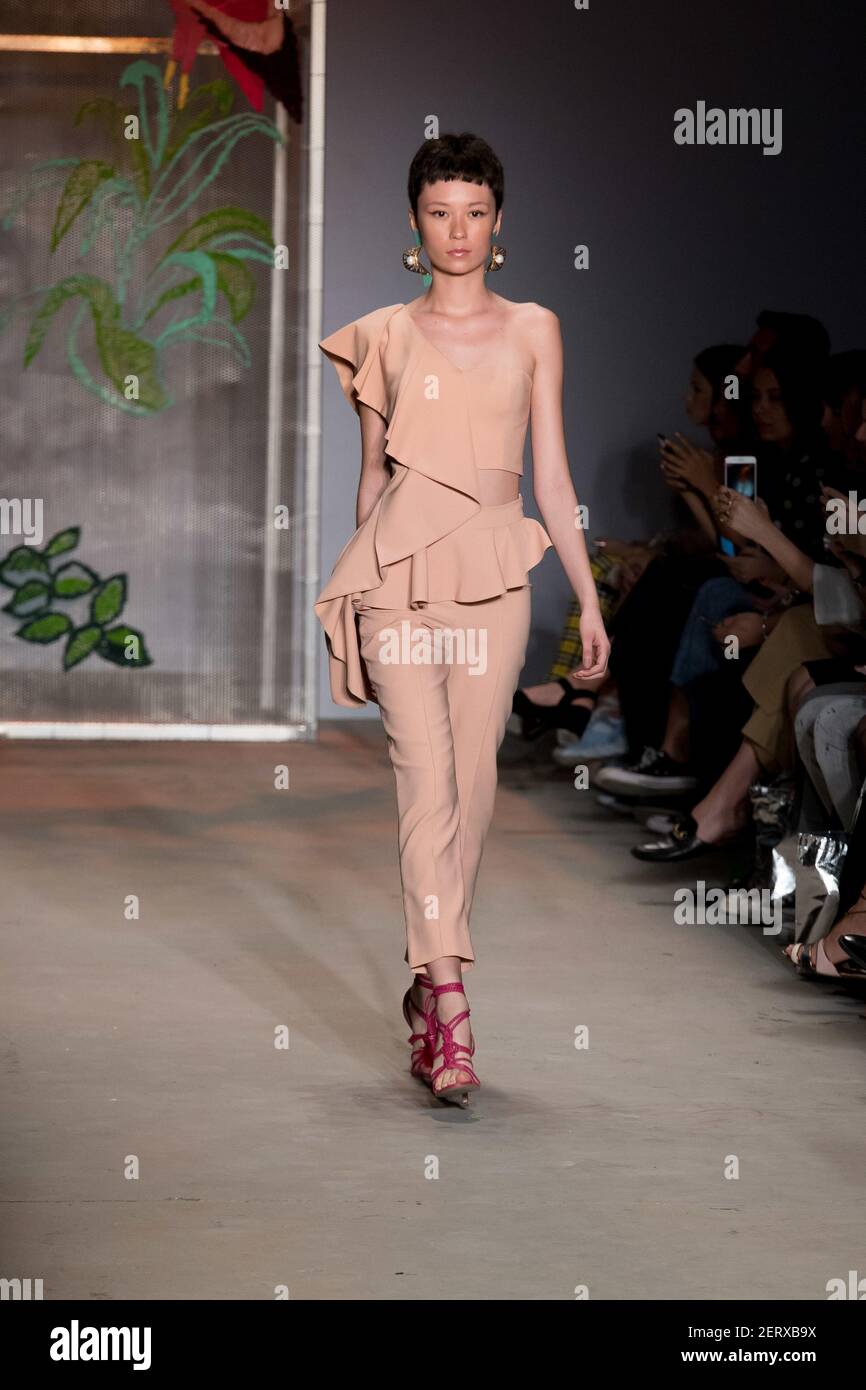Le mannequin marche sur la piste lors du salon de la mode de la marque PatBo qui a eu lieu pendant la SPFW N46 (Sao Paulo Fashion week) dans l'espace Arca à Sao Paulo au Brésil le 23 octobre 2018. (Photo de Fernanda Balster/Fotoarena/Sipa USA) Banque D'Images