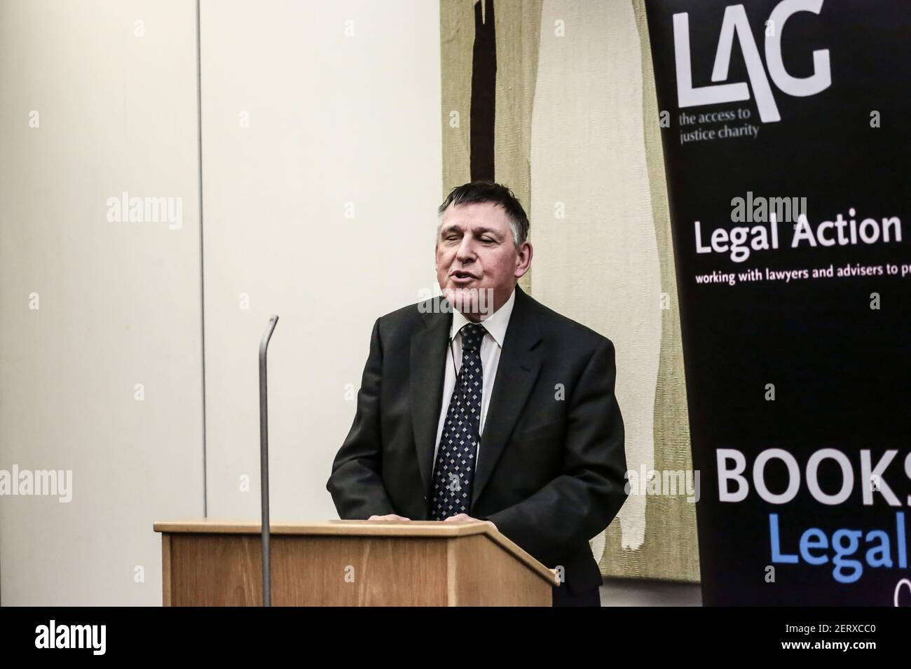 Lord Colin Low s'exprimant à la réception pour la publication du rapport de la Commission basse, la lutte contre le déficit de conseils, à la Maison Portcullis Banque D'Images