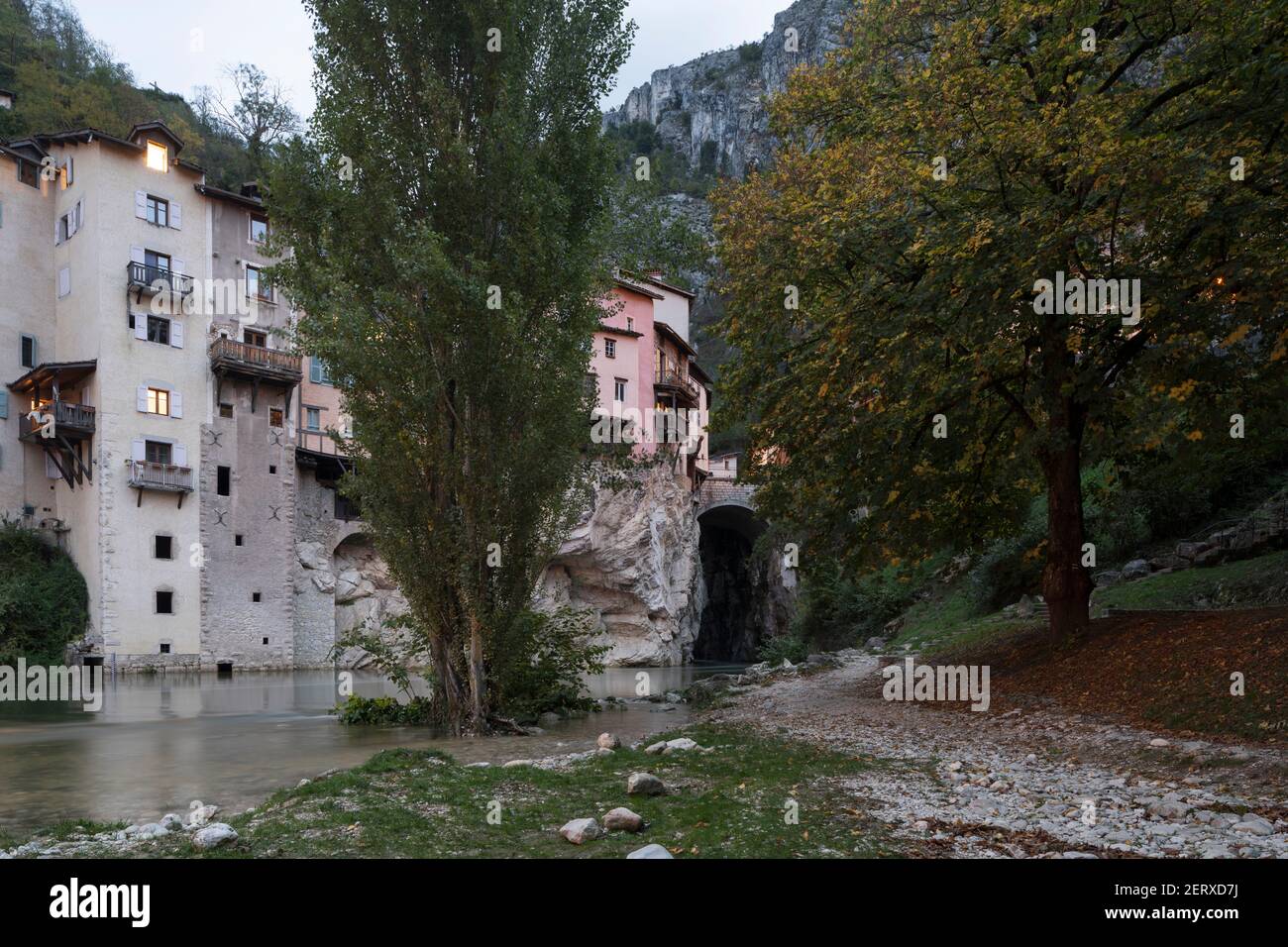 Vue sur le fleuve de l'une des demeures suspendues caractéristiques de Pont-en-Royans, dans la région Auvergne-Rhône-Alpes, Banque D'Images