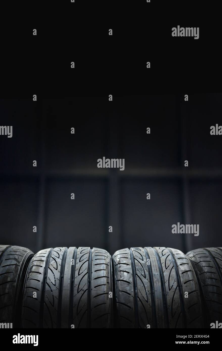 Les pneus de voiture à l'entrepôt de stockage de pneus. Banque D'Images