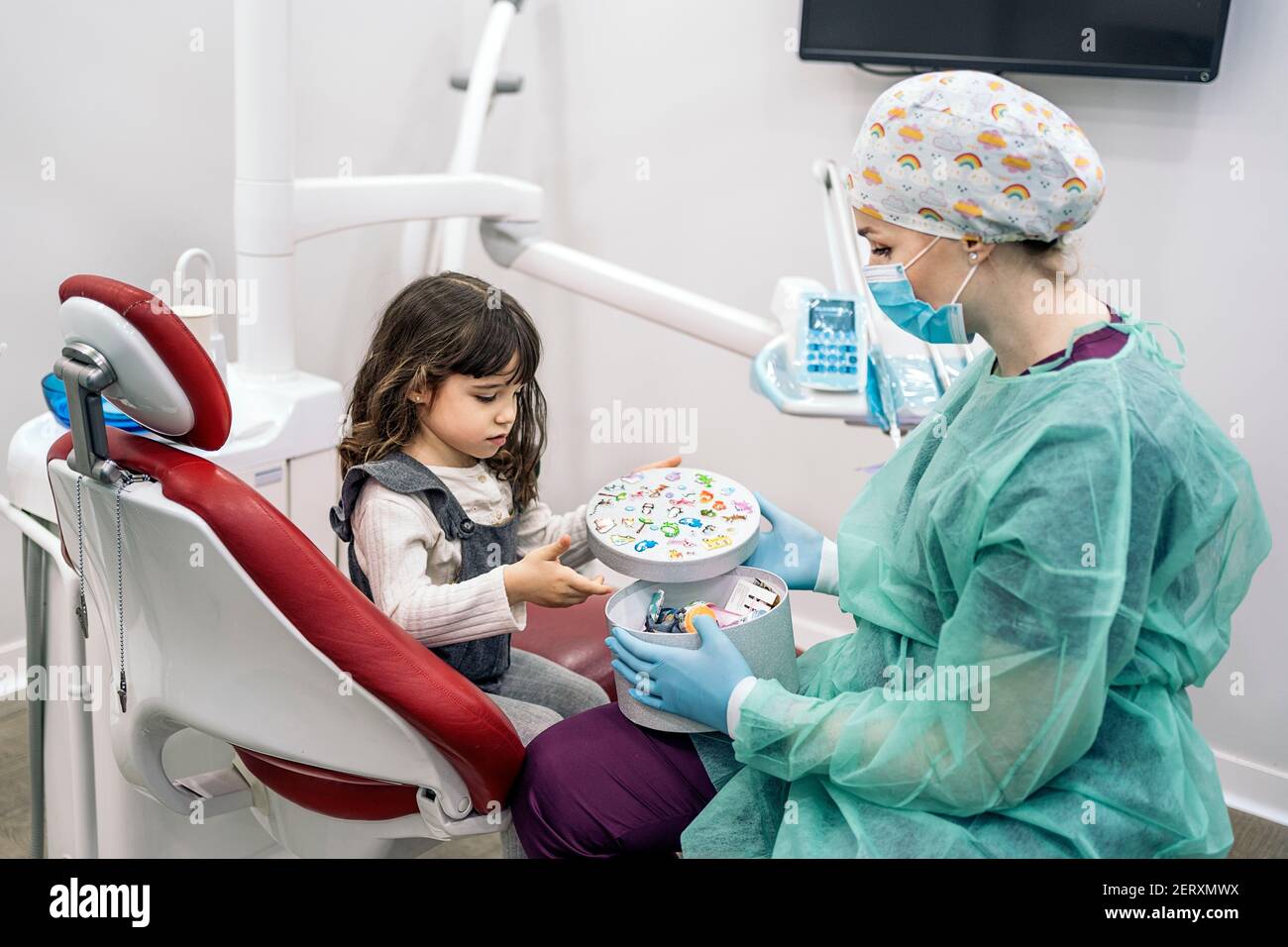 Photo de la femme dentiste portant un masque facial travaillant avec un  jeune patient Photo Stock - Alamy