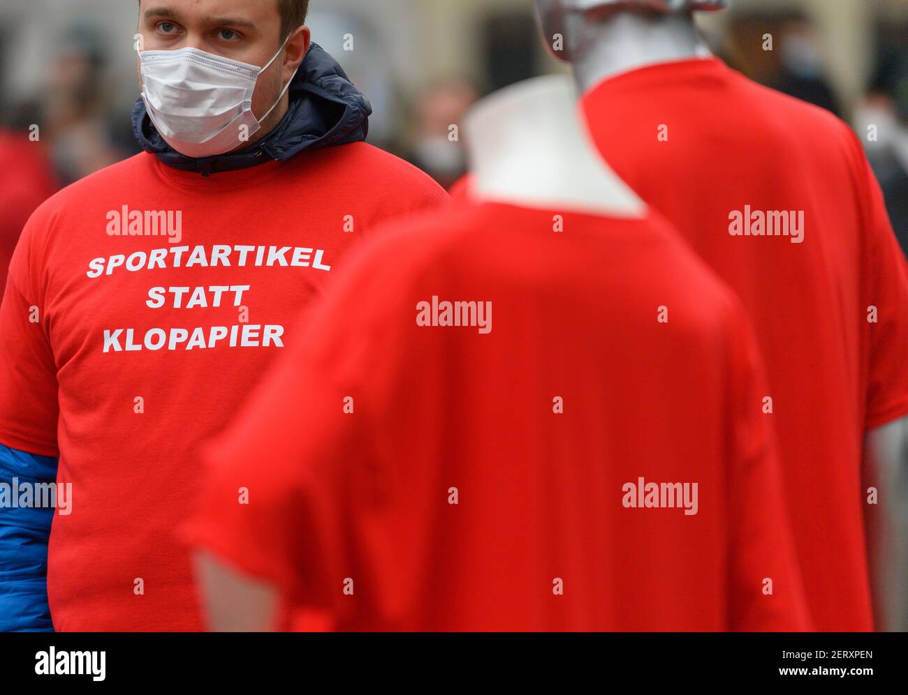 Dresde, Allemagne. 1er mars 2021. Un participant porte une chemise avec l'inscription « porter des articles au lieu de papier toilette » lors d'un « discours politique de 1000 personnes » des hommes d'affaires de Dresde sur les perspectives économiques de la pandémie de Corona sur le Neumarkt. Credit: Robert Michael/dpa-Zentralbild/dpa/Alay Live News Banque D'Images