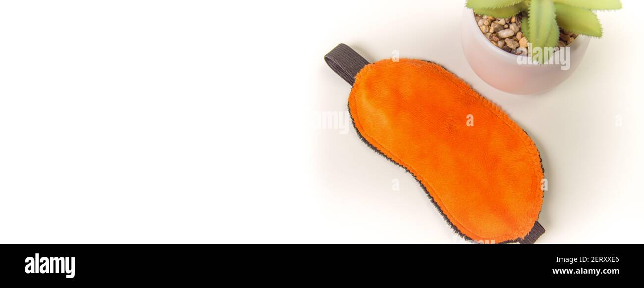Vue de dessus d'un masque de sommeil orange et d'une fleur, une attitude positive au sommeil, une bannière avec une copie de l'espace et un endroit pour votre texte Banque D'Images
