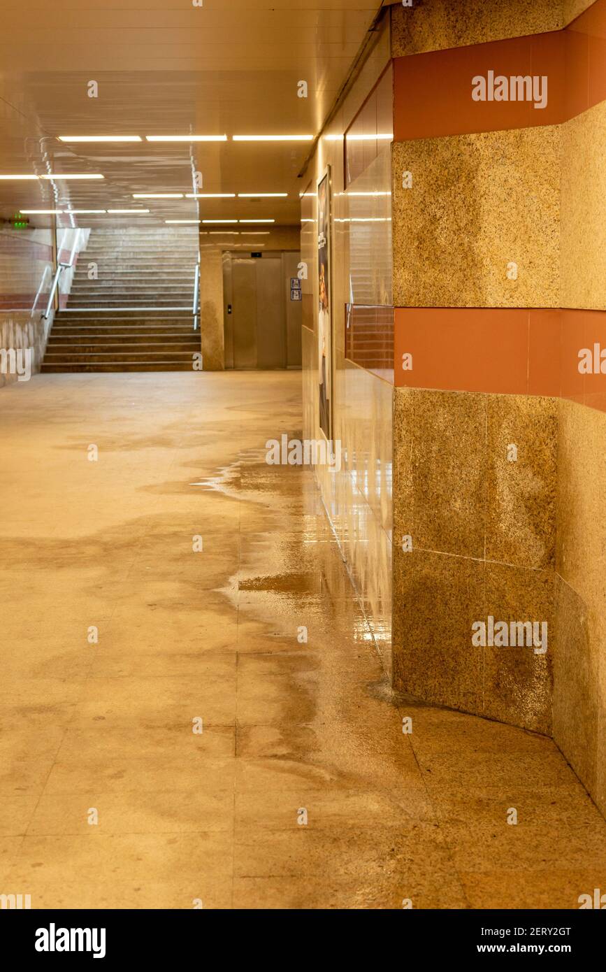 Fuite d'eau causée par la fonte de la neige et un travail de mauvaise qualité Fait dans le métro de Sofia métro souterrain comme infrastructure Concept Sofia Bulgarie Banque D'Images