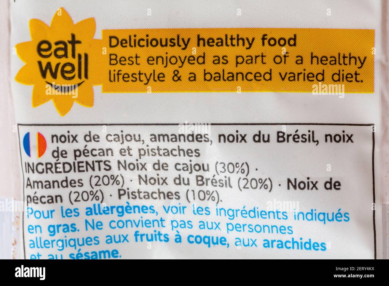 mangez bien des aliments sains délicieux que l'on apprécie le mieux dans le cadre de un mode de vie sain et une alimentation équilibrée variée informations sur Paquet de noix M&S naturelles mélangées Banque D'Images