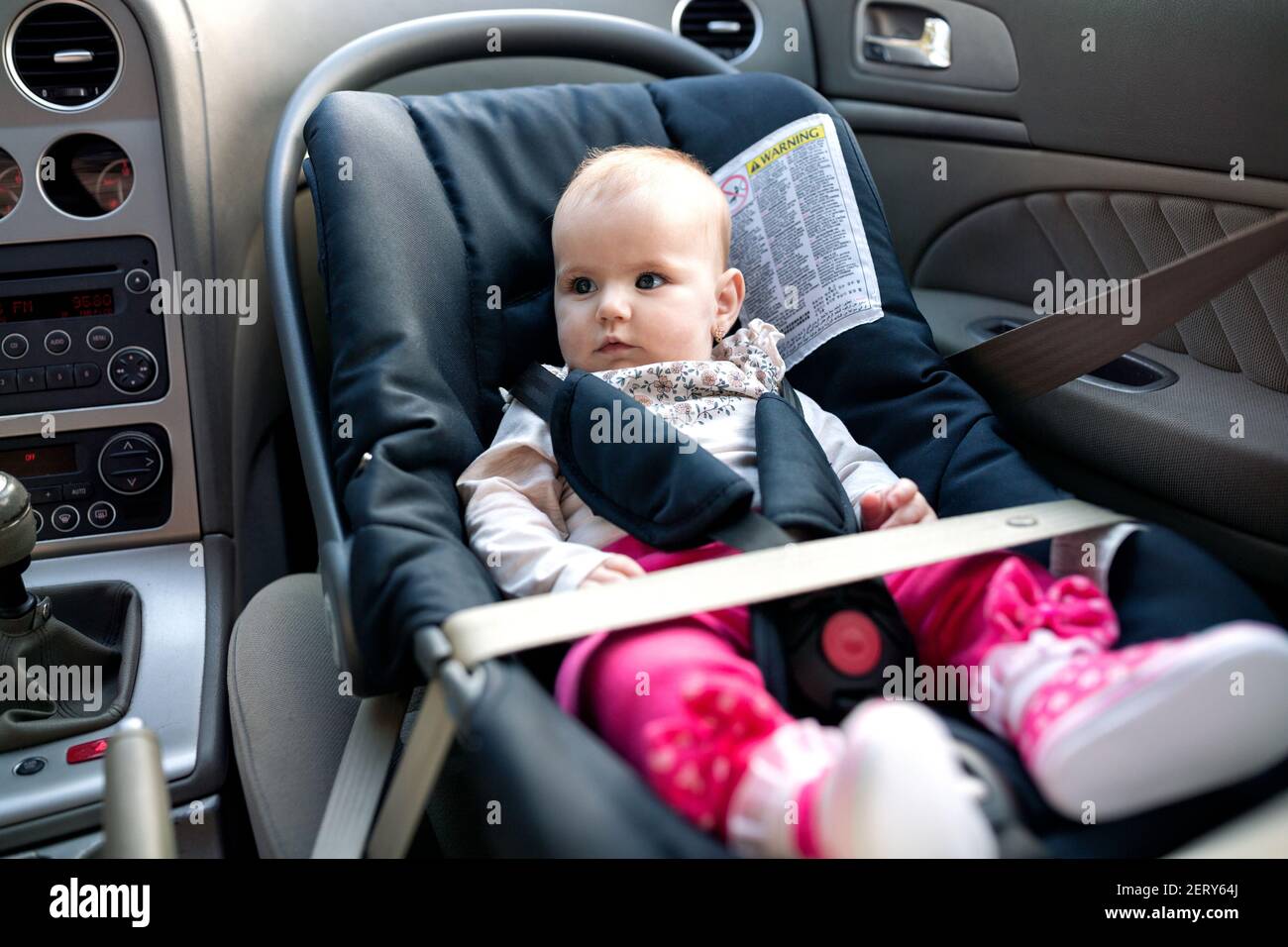 Ceinture De Securite Assurant La Position Et La Stabilite D Un Siege D Auto Pour Bebe Avec Bebe Dans Celui Ci Afin De Garder Bebe Passager En Securite Photo Stock Alamy