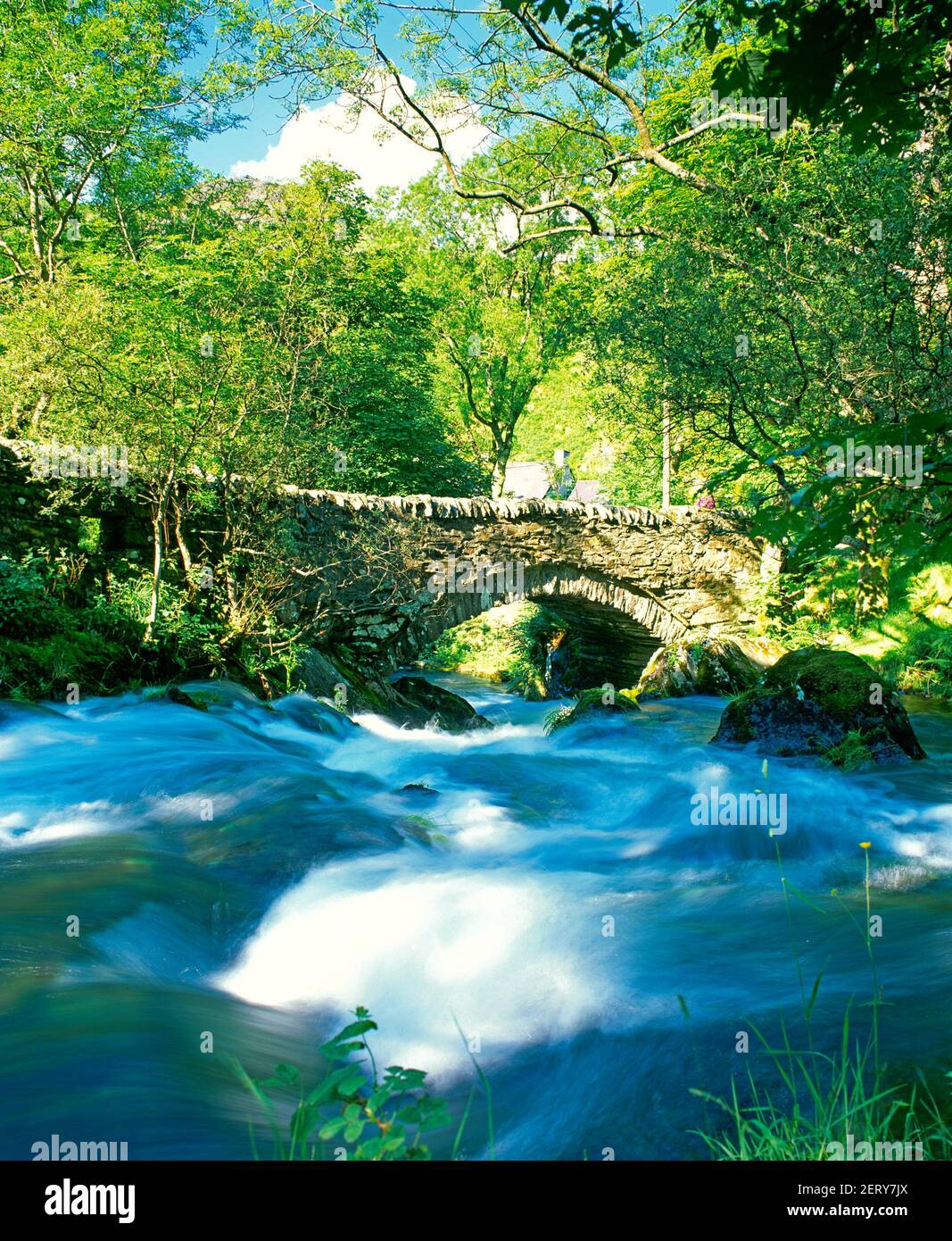 rivière de montagne, et pont de pierre, Banque D'Images