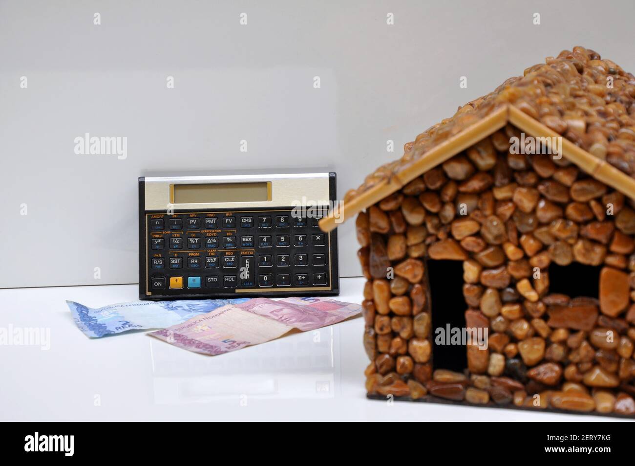Stone House, Stone House avec calculatrice financière et scientifique et billets d'argent du Brésil, Amérique du Sud, avec une attention sélective sur l'arrière-plan Banque D'Images