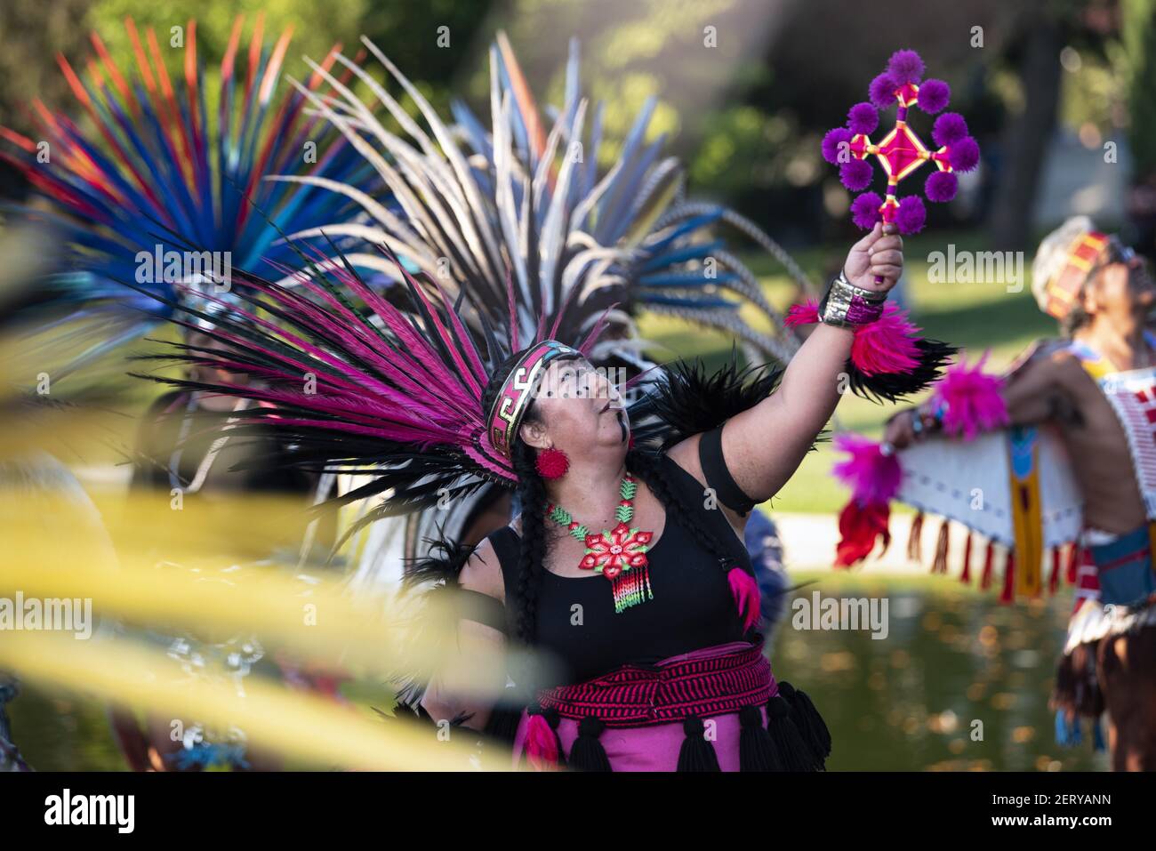 Danseuses aztèques à la célébration Dia de Los Muertos de Hollywood Forever le 27 octobre 2018 à Hollywood, Californie. Le jour des morts a son origine au Mexique et est largement célébré par les Mexico-Américains comme un hommage à la vie des proches qui sont morts. (Photo de Ronen Tivony) *** Veuillez utiliser le crédit du champ de crédit *** Banque D'Images