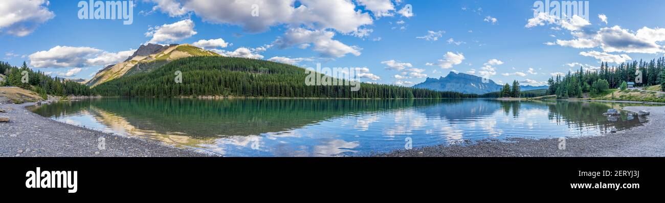 Deux vues panoramiques sur le lac Jack en été. Magnifique paysage réfléchi sur la surface de l'eau. Parc national Banff, Rocheuses canadiennes, Alberta, Canada. Banque D'Images