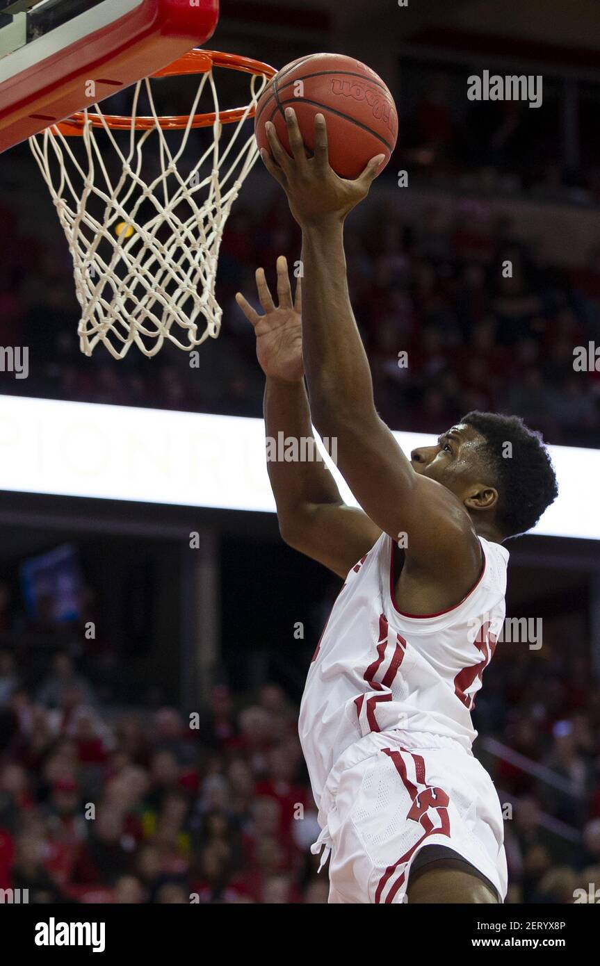 2 novembre 2018: Le garde des blaireaux du Wisconsin Khalil Iverson #21 scores allant au panier pendant l'exposition NCAA jeu de basket-ball entre les titans UW-Oshkosh et les blaireaux du Wisconsin au centre Kohl à Madison, WISCONSIN. John Fisher/(photo de John Fisher/CSM/Sipa USA) Banque D'Images
