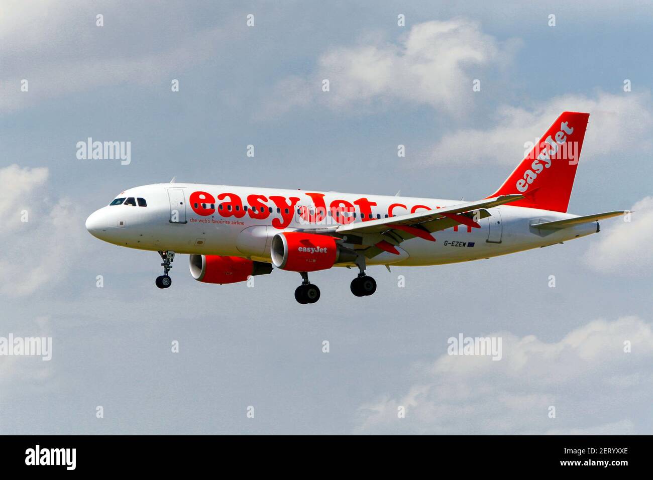 EasyJet avion Airbus A319-100 atterrissage à l'aéroport de Prague Banque D'Images