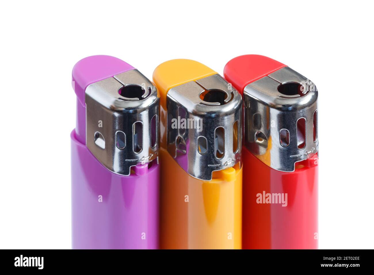 Trois briquets de gaz multicolores sur fond blanc isolés. Banque D'Images