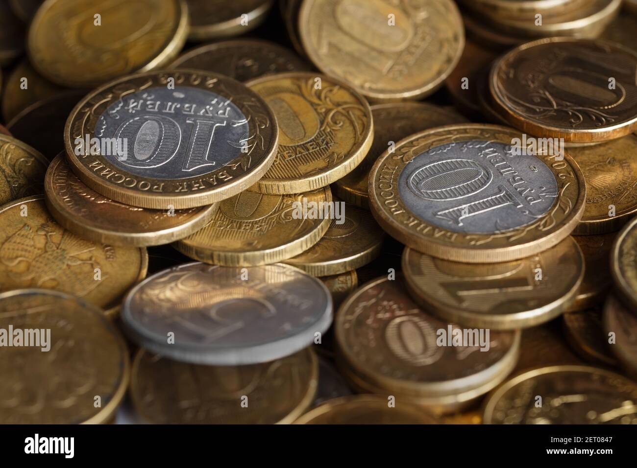 Gros plan sur des pièces de monnaie à dix roubles de Russie, en tas, dans des couleurs sombres Banque D'Images